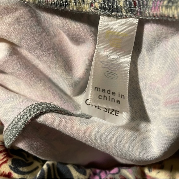 ⭐️4 for $10⭐️Floral Patterned Leggings. Women's Size Small / Medium. - Picture 5 of 5